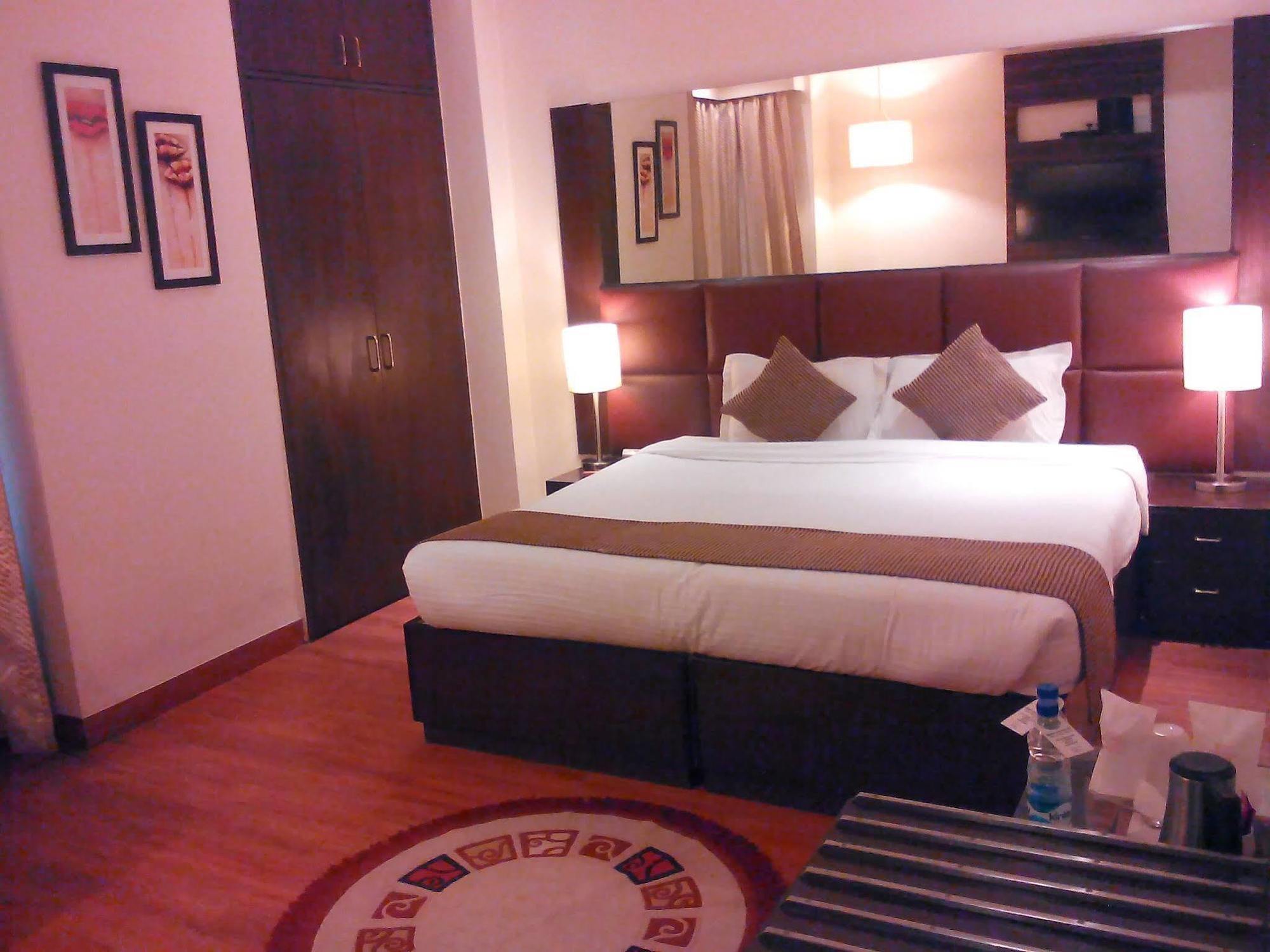 Ahuja Residency Dlf Phase 2 Ξενοδοχείο Γκουργκάον Εξωτερικό φωτογραφία
